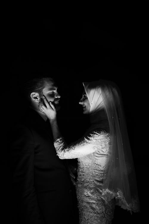 Black and White Picture of Bride and Groom 