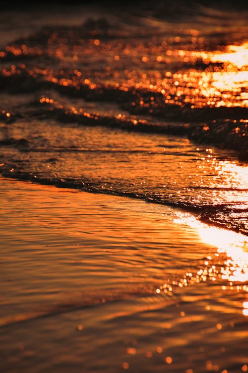 Chevauchement Des Vagues De La Mer Au Coucher Du Soleil