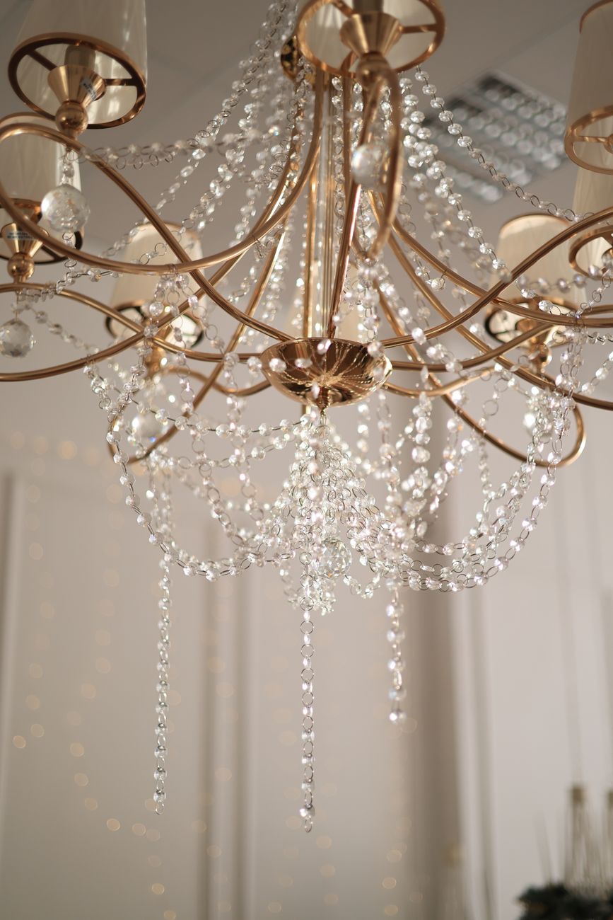 Chandelier dengan aksen emas setelah perawatan