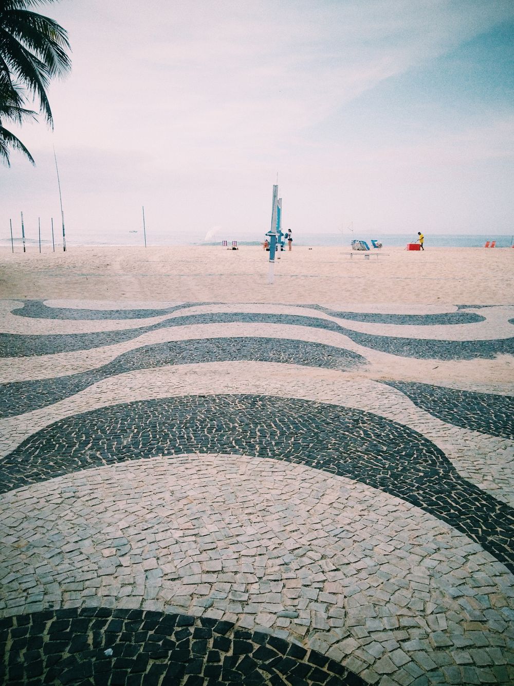 Calçadão de Copacabana e mosaico de pedras portuguesas, Rio de Janeiro