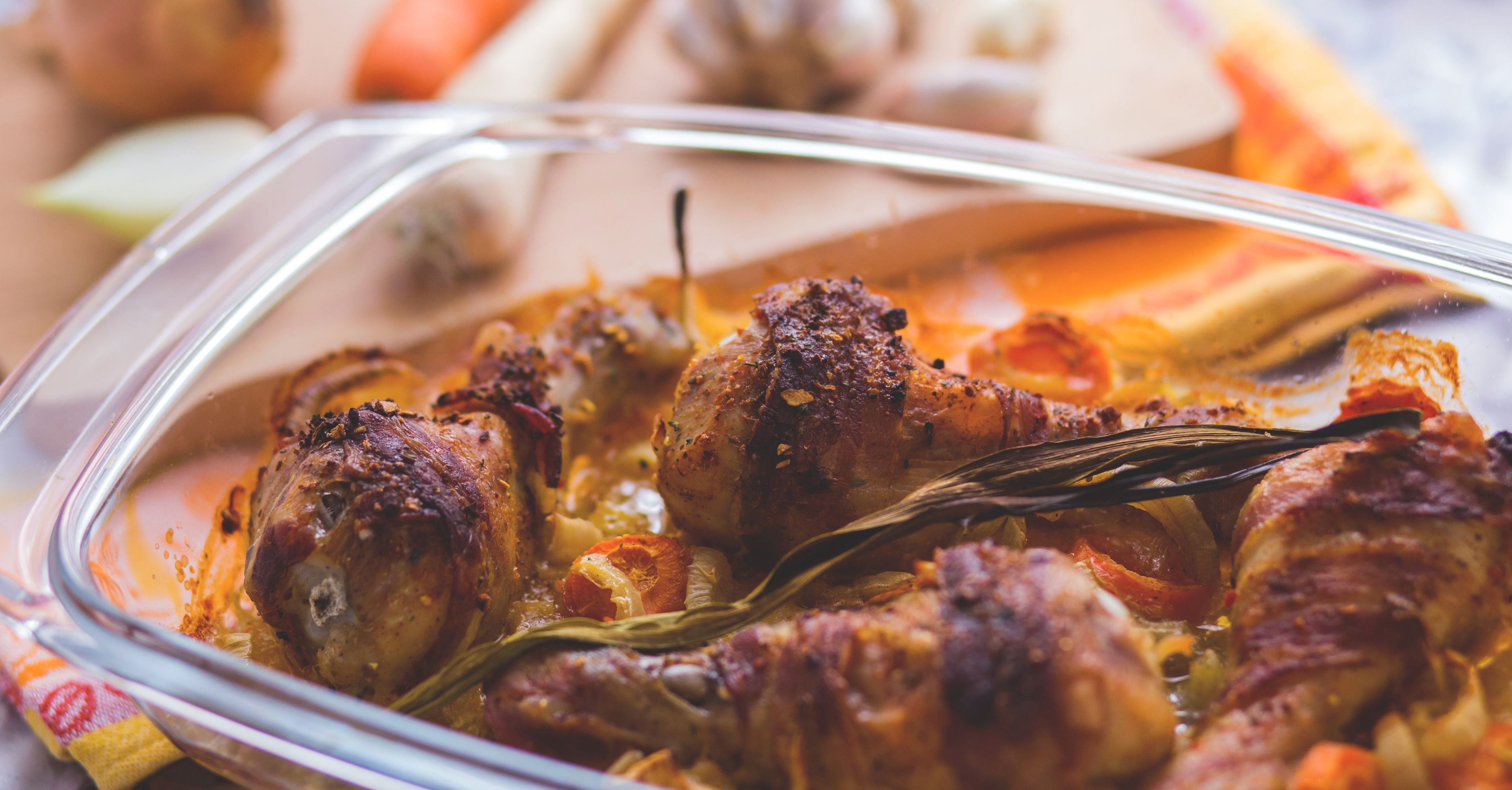 Pieczone udka kurczaka w naczyniu żaroodpornym