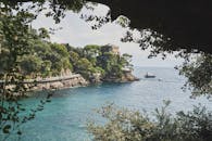 探索意大利波托菲诺令人惊叹的海岸线，这里有郁郁葱葱的绿化和充满活力的蓝色大海