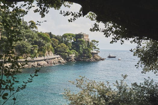 探索意大利波托菲诺，这里令人惊叹的海岸线拥有郁郁葱葱的绿意与充满活力的蔚蓝大海