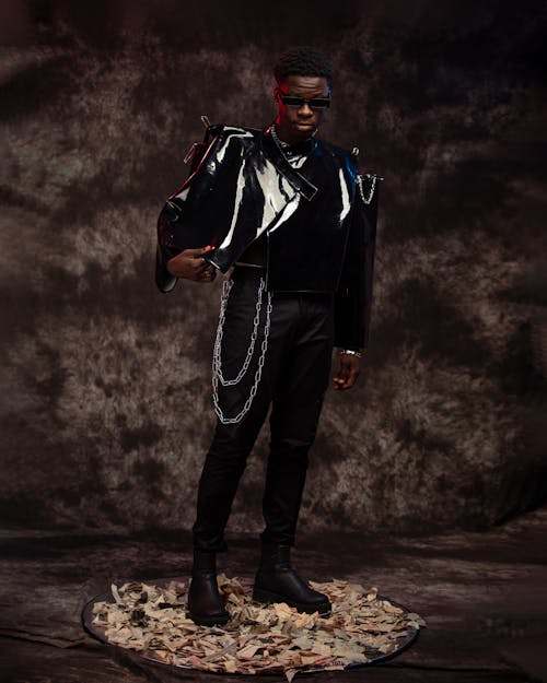 Бесплатное стоковое фото с Афроамериканец, вертикальный выстрел, латексная куртка