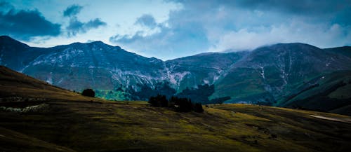 Montaña Bajo Cielo Azul