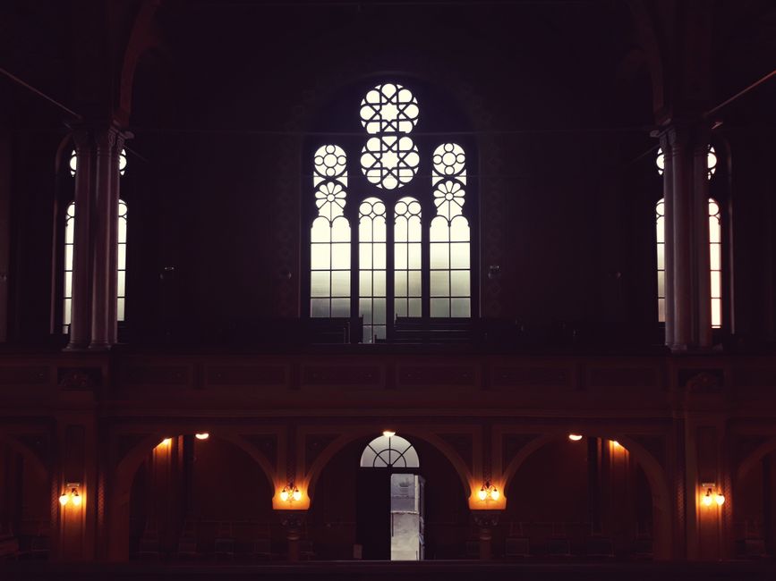 Interior de biserică ortodoxă cu vitralii — cultura spirituală românească