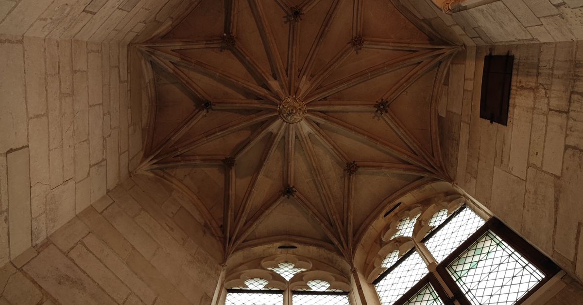 Geometric Dome in Stone Building with Windows · Free Stock Photo