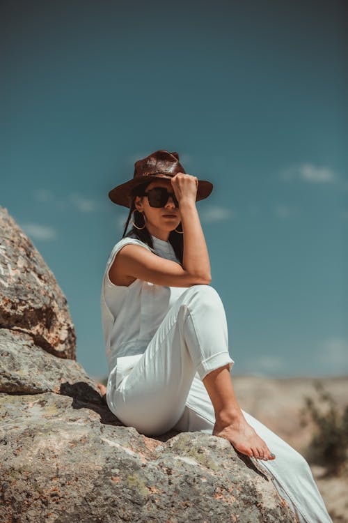 Fotobanka s bezplatnými fotkami na tému biele šaty, človek, klobúk