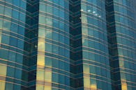 九龙的当代玻璃立面展现了现代建筑设计