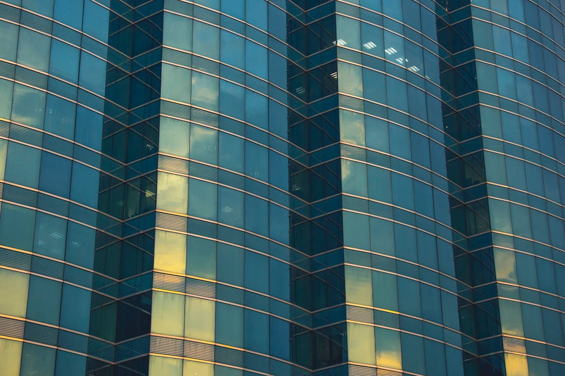 ガラスの建物のローアングル写真