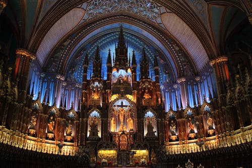 Fotografia Ad Angolo Basso Della Cattedrale Religiosa