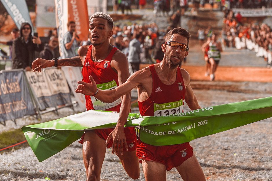 спортсмен перетинає фінішну пряму, досягнення мети
