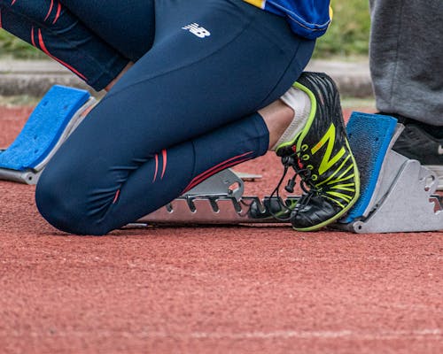 Fotos de stock gratuitas de atleta, bloque de inicio, calzado