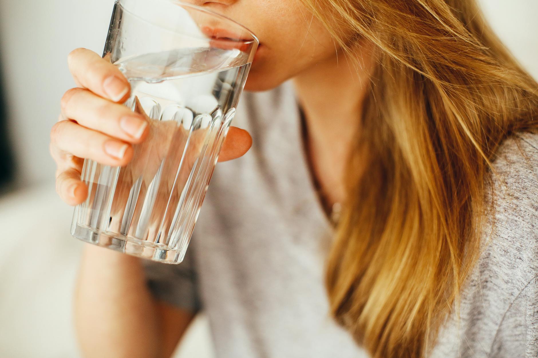 mitos tentang covid-19 - minum air putih 15 menit sekali