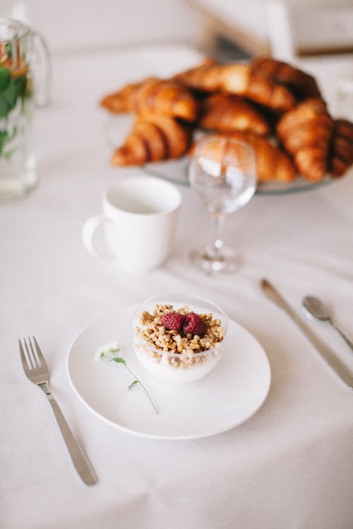 Základová fotografie zdarma na téma čerstvé potraviny, croissanty, granola