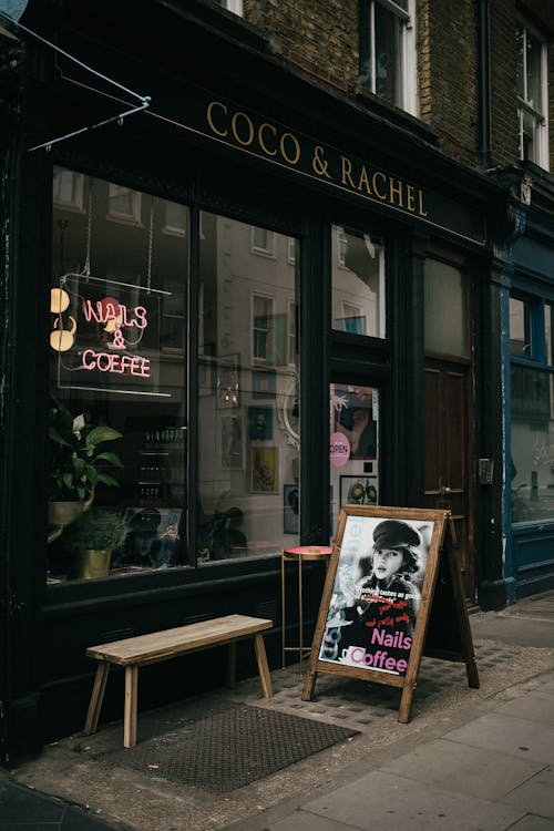 Kostenlos Graue Und Braune Nägel Kaffee Sandwich Beschilderung In Der Nähe Des Coco & Rachel Shops Stock-Foto