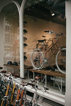 在伦敦时尚的商店橱窗展示中发现时尚的自行车