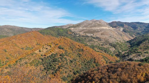 Бесплатное стоковое фото с белые облака, голубое небо, горы