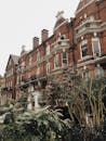 英国大伦敦郁郁葱葱的绿色植物中，点缀着迷人的维多利亚式建筑