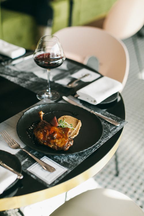 Gekochtes Essen Auf Rundem Schwarzen Teller