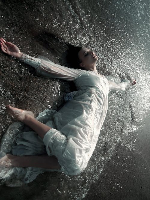 Základová fotografie zdarma na téma bílé šaty, ležení, mokrý