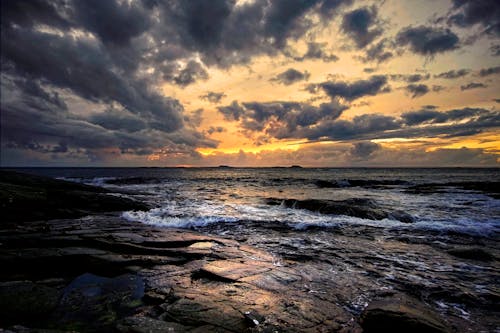 Foto d'estoc gratuïta de capvespre, cel espectacular, mar