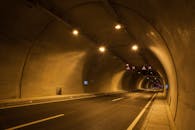 这是一张在光线昏暗的城市隧道里拍摄的长曝光照片，画面中有光线条纹和反射