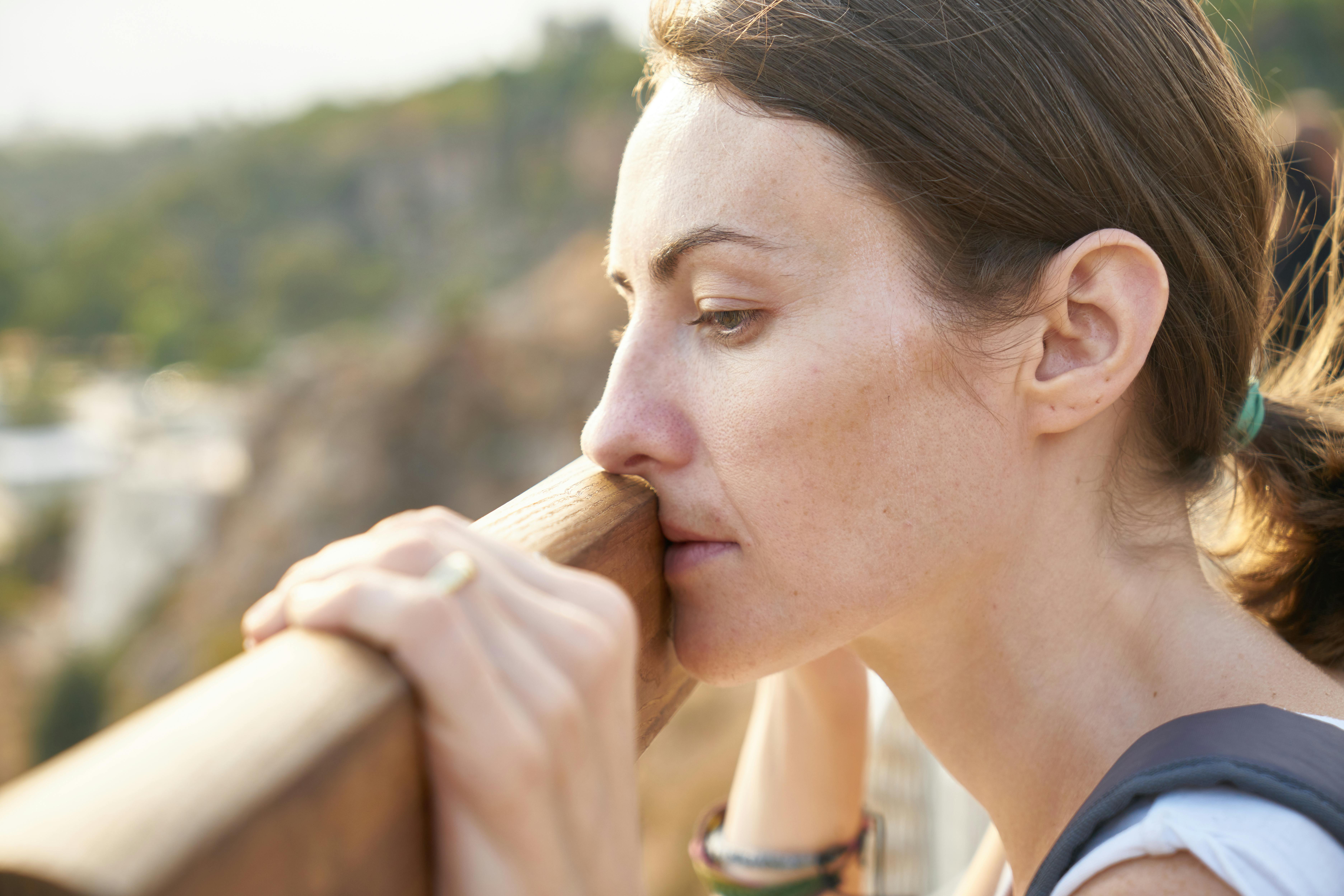 Femme debout devant une planche de bois. | Photo : Pexels