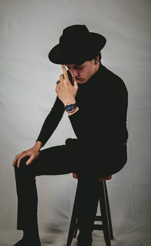 검은 모자, 검은 색 긴 소매, 검은 색 바지의 무료 스톡 사진