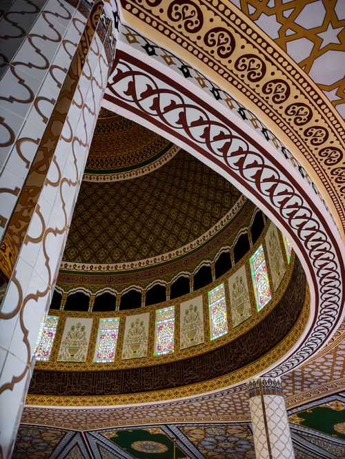 Free A detailed view of the ornate dome and interior design of a mosque in Balıkesir, Turkey. Stock Photo