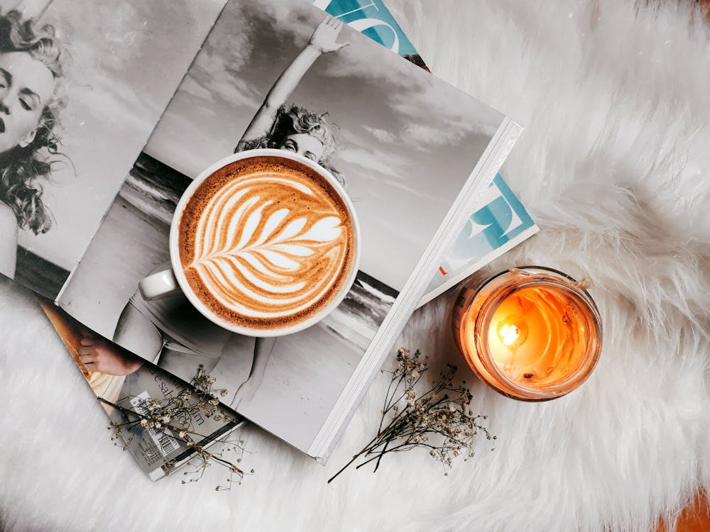 cappuccino, dergiler, düz yüzey içeren Ücretsiz stok fotoğraf