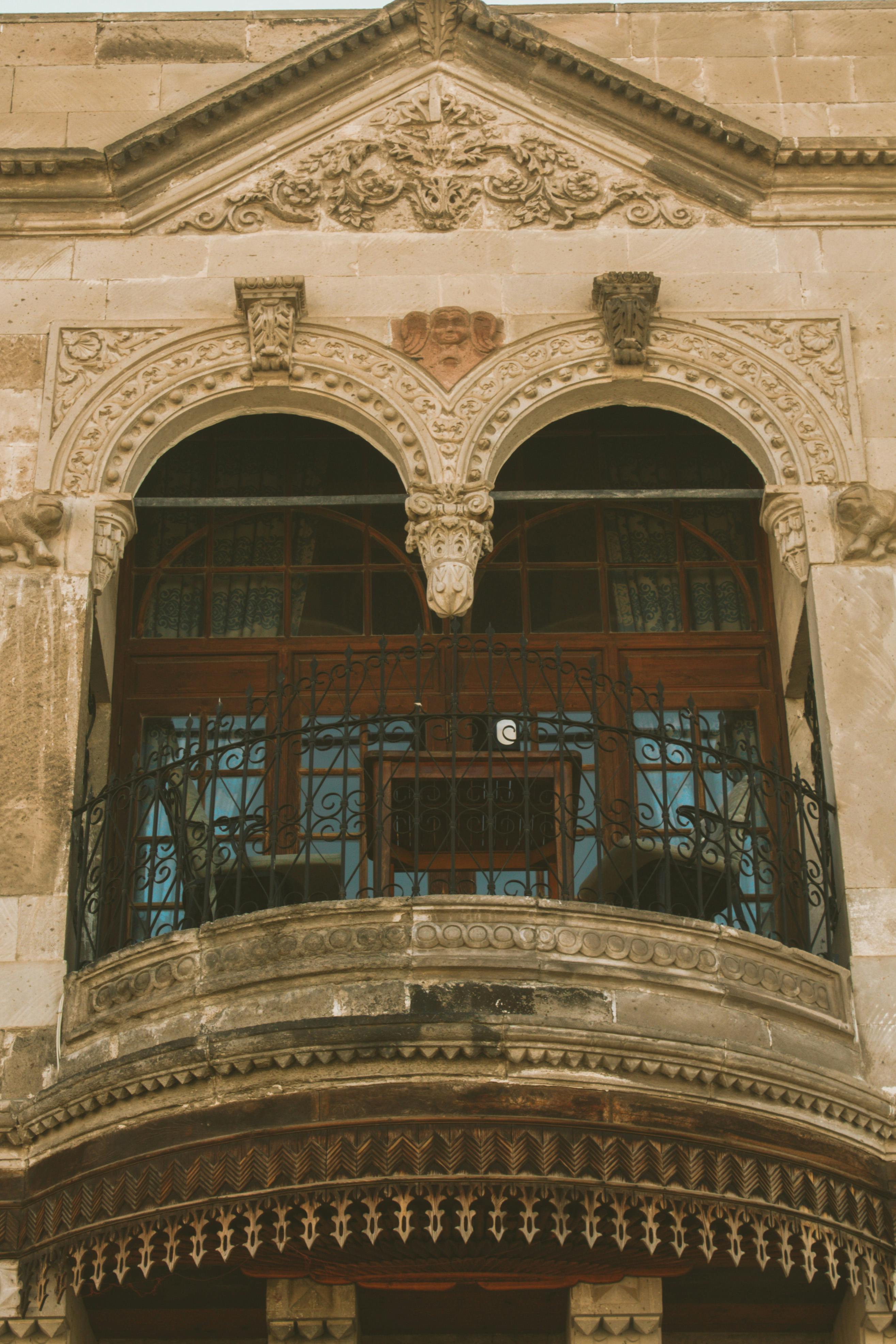 無料 コンクリート建物のバルコニー 写真素材