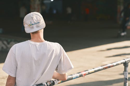 Foto d'estoc gratuïta de barana de metall, camisa blanca, d'esquena