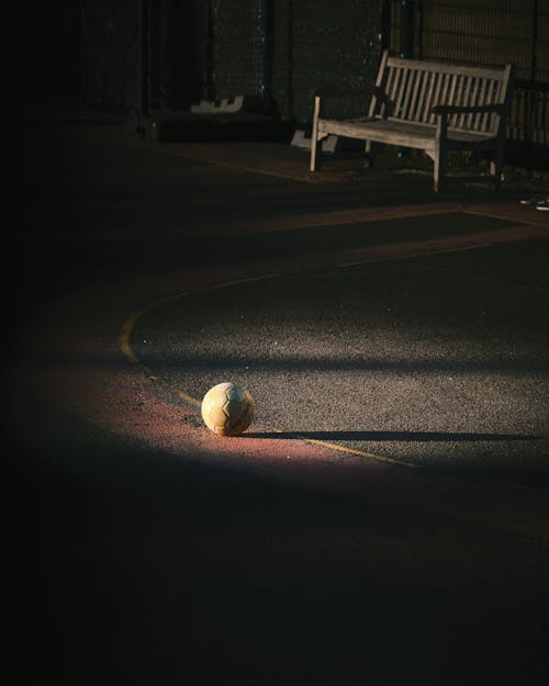 Bank, çekilmiş, Futbol içeren Ücretsiz stok fotoğraf