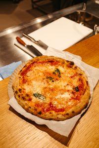Pizza Margherita avec basilic