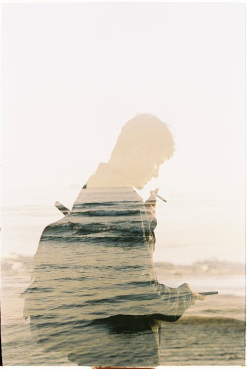 배낭을 메고 있는 남자의 초상화에 섞인 바다 사진