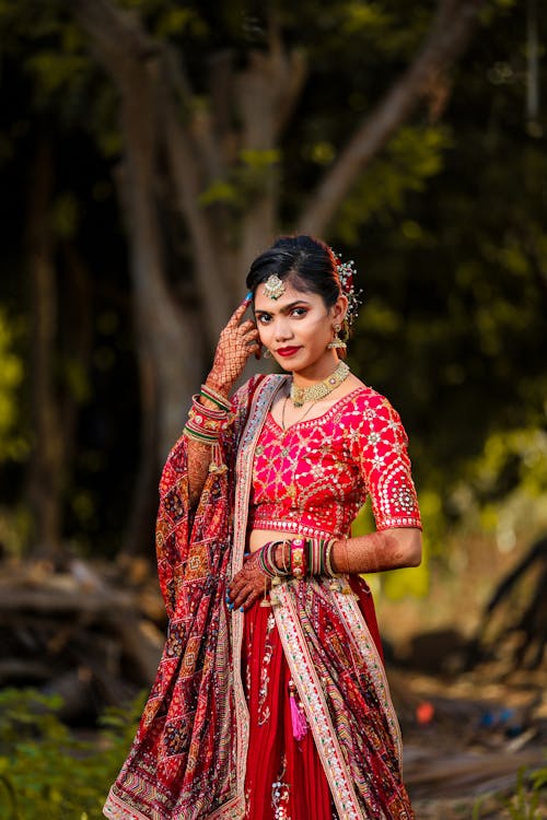 穿着传统服饰的印度女孩