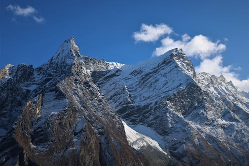 Бесплатное стоковое фото с голубое небо, горный пик, покрытый снегом