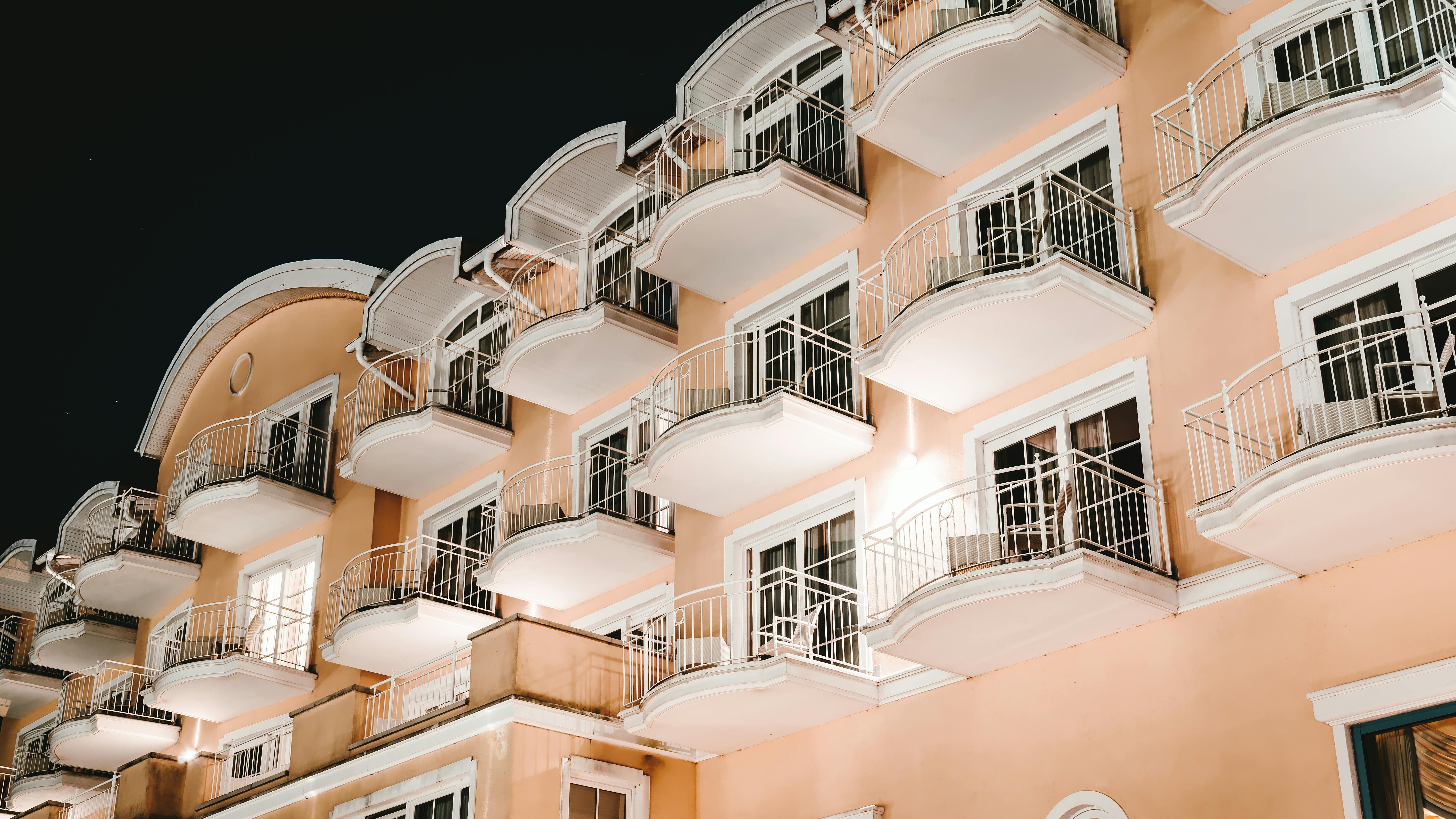 夜间，低角度的现代建筑与阳台被点亮，展现出建筑的优雅