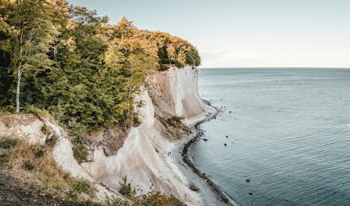 Góra W Pobliżu Oceanu Ciała Pod Szarym Niebem