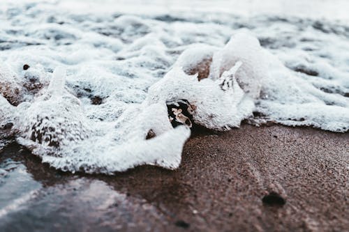 海浪击碎岩石的特写照片