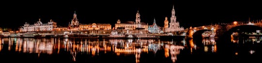 德累斯顿的建筑夜景倒映在河中，展现了城市的建筑风貌