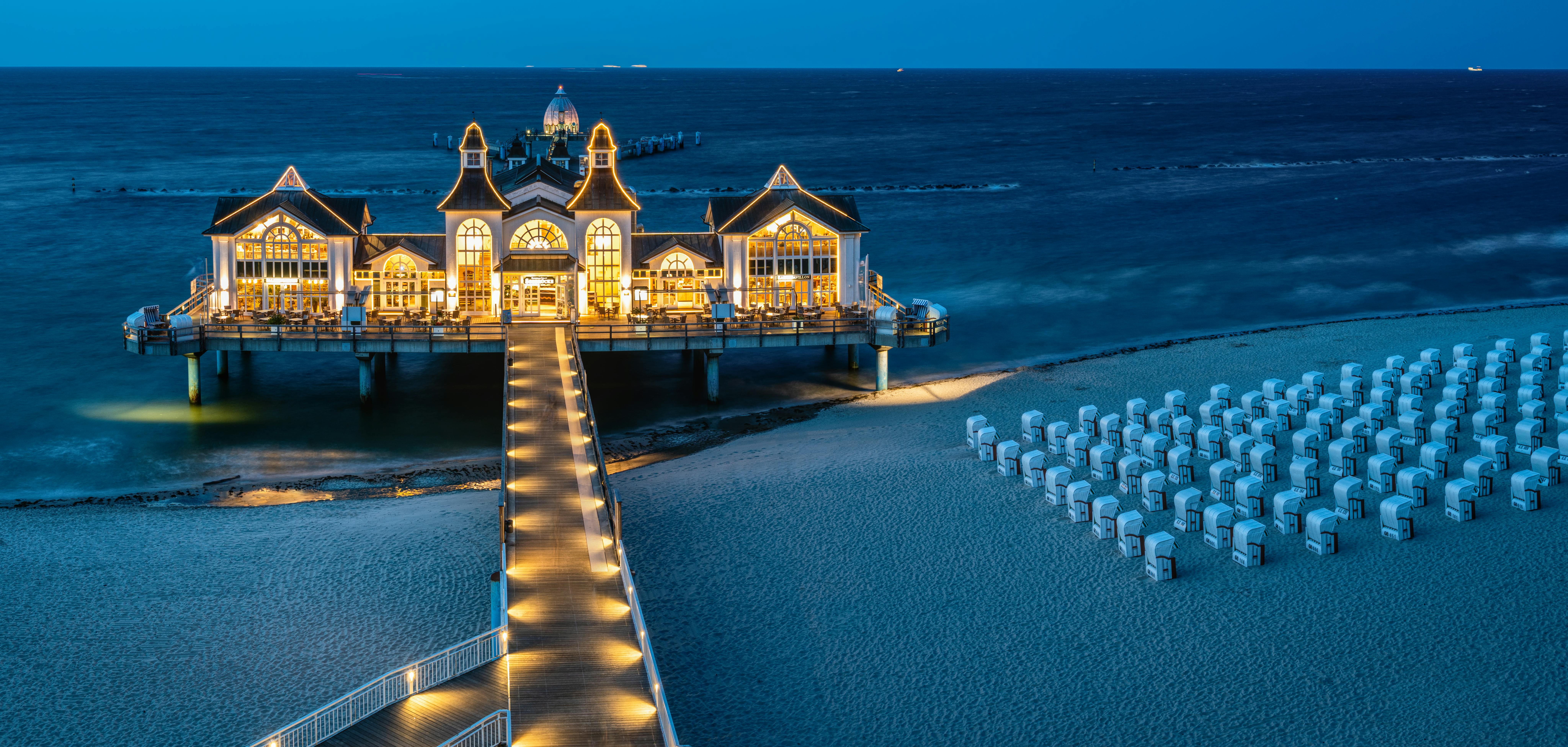 Lake House during Night · Free Stock Photo
