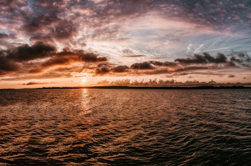 Calma Specchio D'acqua Sotto Il Bianco Cielo Nuvoloso