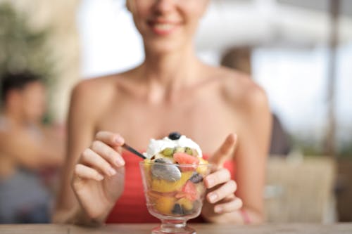 Mujer A Punto De Comer Helado