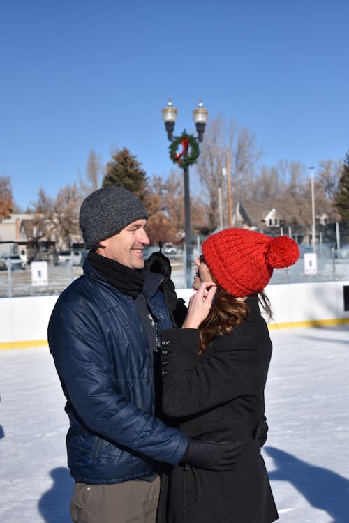 Foto stok gratis beanie, bersama, cinta