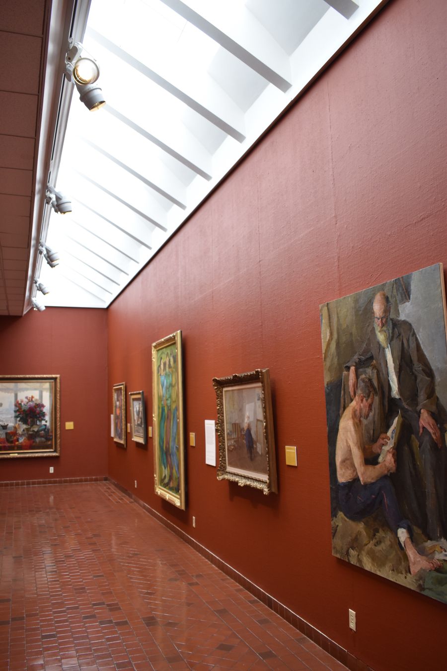 Sala de una galeria de arte con obras expuestas