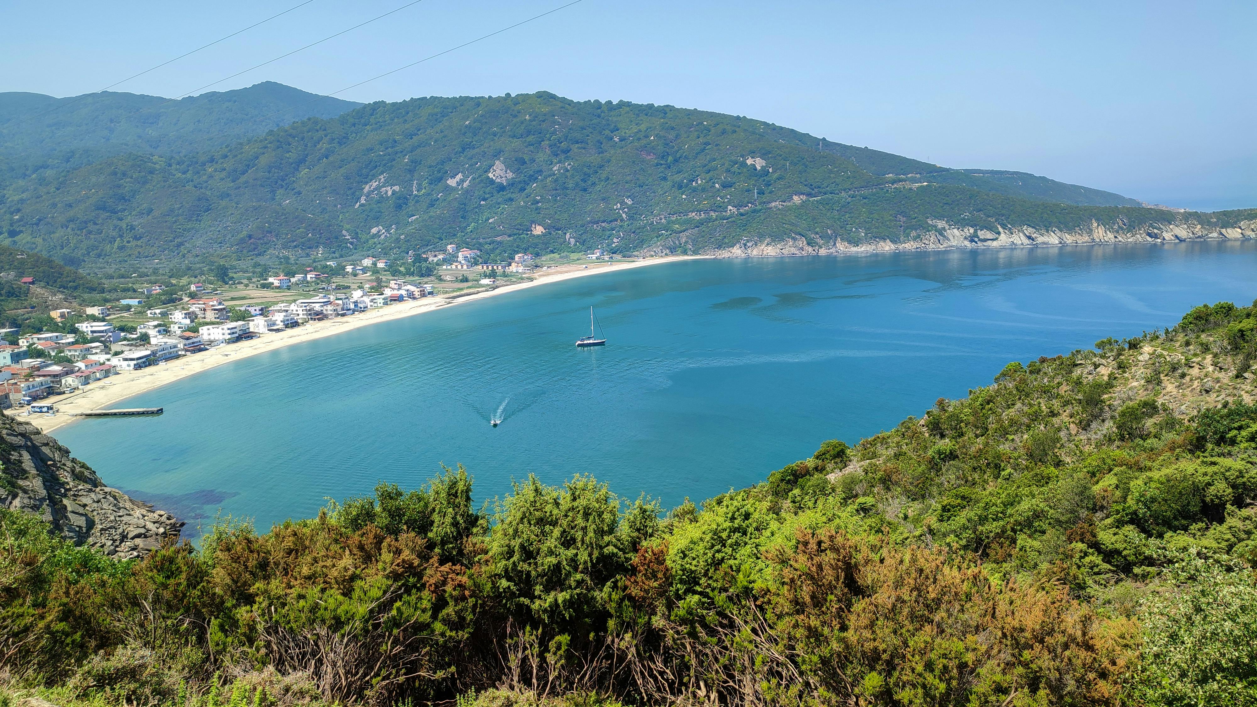 Seacoast with Cabins on Water · Free Stock Photo