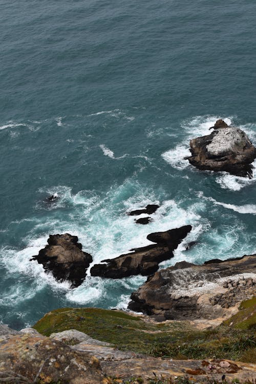 海浪拍打岸边的岩石
