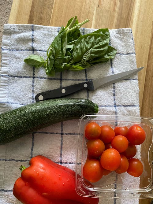 ズッキーニ, トマト, ナイフの無料の写真素材